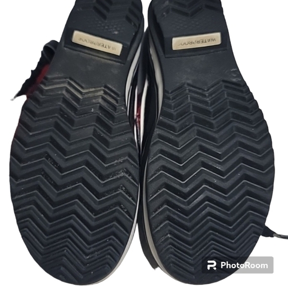 Sorel woman's size 7 in black and red flannel fur lined with thick rubber bottom - Picture 6 of 6